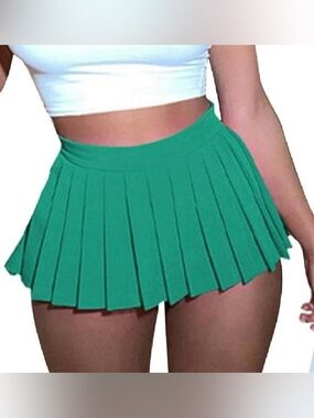 Short pleated pink skirt